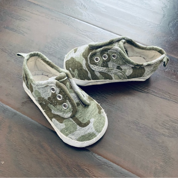 Old Navy Baby Cute Camo Easy Slip-On Soft Shoes | Size: 3-6m. | Color: Camo - Picture 4 of 9